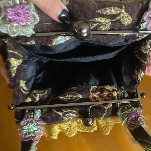 ❌❌SOLD❌❌ Vintage Grandma Carpet Bag Handmade Lace Tassels Flowers Gold Malon - Picture 10 of 16